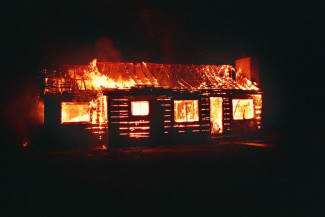 В Пензенской области огонь уничтожил срубовой дом
