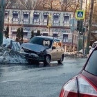 На улице Калинина в Пензе в жестком ДТП изуродовало легковушку