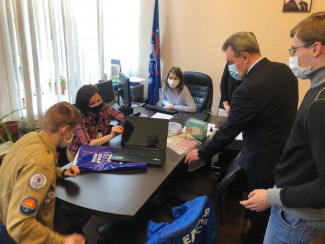 «Помоги учиться дома». Валерий Лидин передал ноутбук многодетной семье