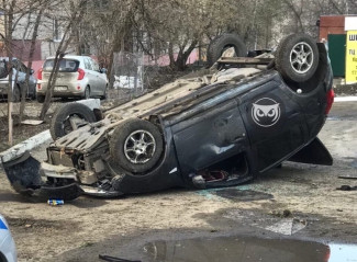 Авария на проспекте Победы в Пензе: иномарка опрокинулась на крышу