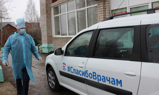 «Единая Россия» передала поликлиникам и больницам новые машины
