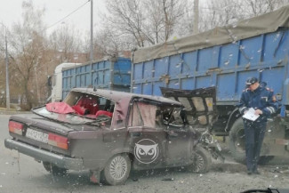 Серьезное ДТП в Пензе: «семерка» влетела под грузовик