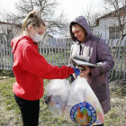 В России адресную помощь от волонтеров получили около 300 тысяч человек