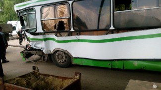 В Пензе «ЗИЛ» влетел в пассажирский автобус №165 