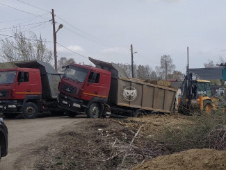 На улице Ставропольской в Пензе грузовик провалился в грязь