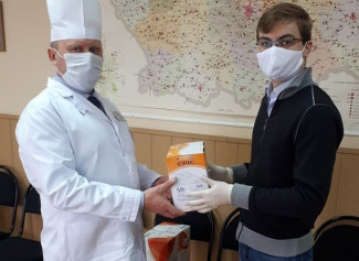 Пензенские волонтеры передали медикам перчатки и маски