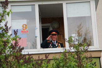 Пензенским ветеранам устроили парад под окнами. Как это было