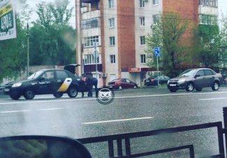 В Пензе легковушка врезалась в машину «Яндекс.Такси»