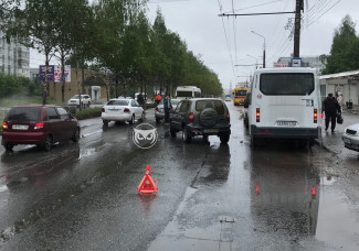 В Пензе проспект Строителей встал в пробке из-за ДТП