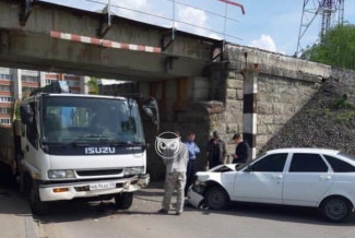 В Пензе под одним из мостов случилось жесткое ДТП