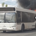 В Пензе прямо на проезжей части сгорел автобус. ФОТО
