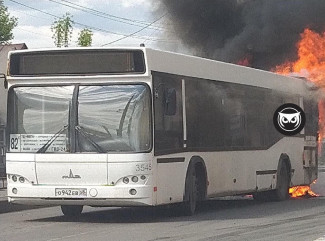 В Пензе прямо на проезжей части сгорел автобус. ФОТО