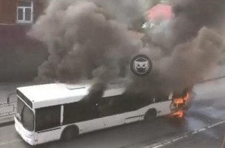 В Пензе полыхающий пассажирский автобус попал на видео