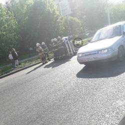 На проспекте Строителей в Пензе опрокинулась машина. ФОТО