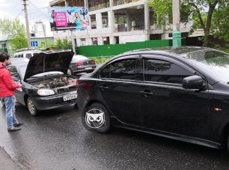 На улице Захарова в Пензе столкнулись две легковушки
