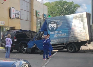 На улице Антонова в Пензе фургон врезался во внедорожник. ФОТО