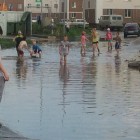 В Пензе после дождя дети устроили «заплыв» в луже