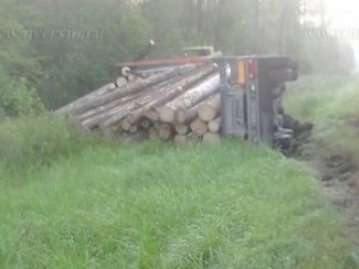 В Саратовской области перевернулся лесовоз. Пензенец – на больничной койке