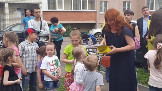 Коломыцева устроила праздник для детей в Арбековской заставе