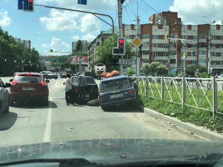 В центре Пензы легковушка влетела в металлическое ограждение