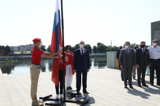 В День России на набережной Пензы подняли триколор