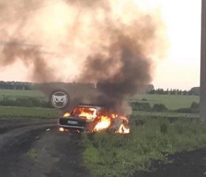 Опубликовано видео охваченного дьявольским огнем автомобиля в Пензенской области