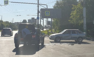 На улице Чаадаева в Пензе в жесткой аварии изуродовало две машины
