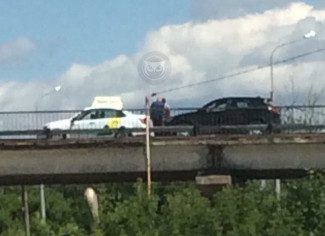 На Сурском мосту в Пензе угодила в аварию машина «Яндекс.Такси»
