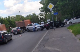В Пензе улица Тарханова замерла в пробке из-за аварии с двумя машинами