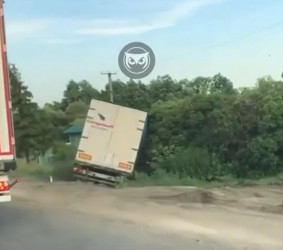 В Пензенской области грузовик слетел с дороги (видео)