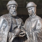 В Пензе завершили установку памятника Петру и Февронии