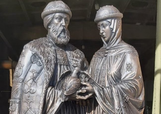 В Пензе завершили установку памятника Петру и Февронии