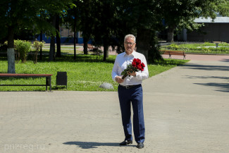 Губернатор Иван Белозерцев возложил цветы к бюсту Лермонтова