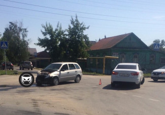 В жесткой аварии на улице Луговой в Пензе разворотило легковушку