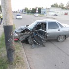 В Кузнецке водитель легковушки на огромной скорости врезался в столб