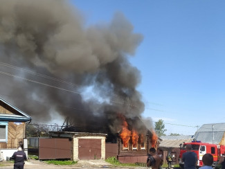 Жуткий пожар в Березовском переулке Пензы попал в объективы фотокамер