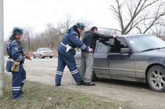 Житель Заречного, угрожая водителю ножом, угнал автомобиль