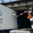 В Пензе в ловушку «моста глупости» попал грузовик со сладостями