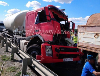 В Пензенской области в страшную аварию попали два грузовика. ФОТО