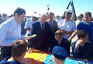 На набережной города Спутник прошло мероприятие по случаю Дня Военно-морского флота
