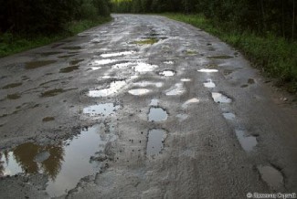 Корреспонденты «НТВ» захотели узнать, куда пропала половина дороги в Сердобском районе