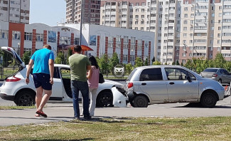 На улице Антонова в Пензе столкнулись две иномарки