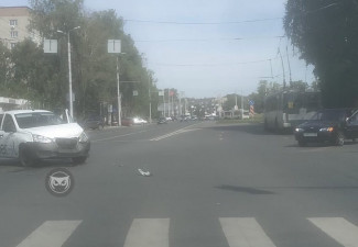 На улице Луначарского в Пензе попала в жесткую аварию машина такси