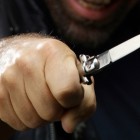 Пьяный пенсионер пырнул ножом молодого мужчину