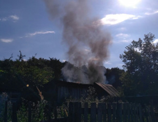 Появились новые фото с места пожара в пензенском микрорайоне Арбеково