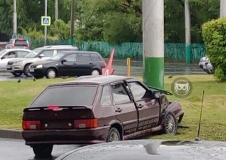 В Пензе влетела в столб отечественная легковушка