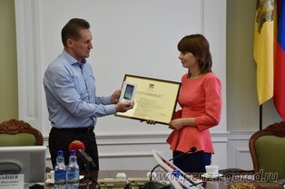 Мэр Пензы Виктор Кувайцев поздравил сотого обладателя квартиры в «Заре»