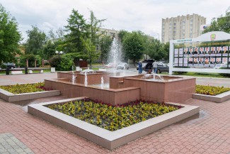 Губернатор Белозерцев открыл «фонтан экс-мэра Пашкова» в сквере экс-главы региона Ермина