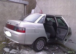 В Пензенской области водитель легковушки на всей скорости влетел в бетонный блок