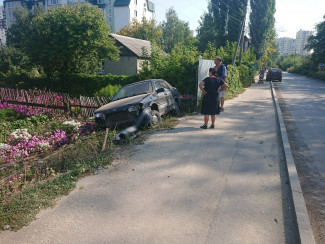 В Пензе автомобиль «припарковался» в цветочном саду жилого дома